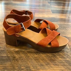 R2 Faith heels size 8M